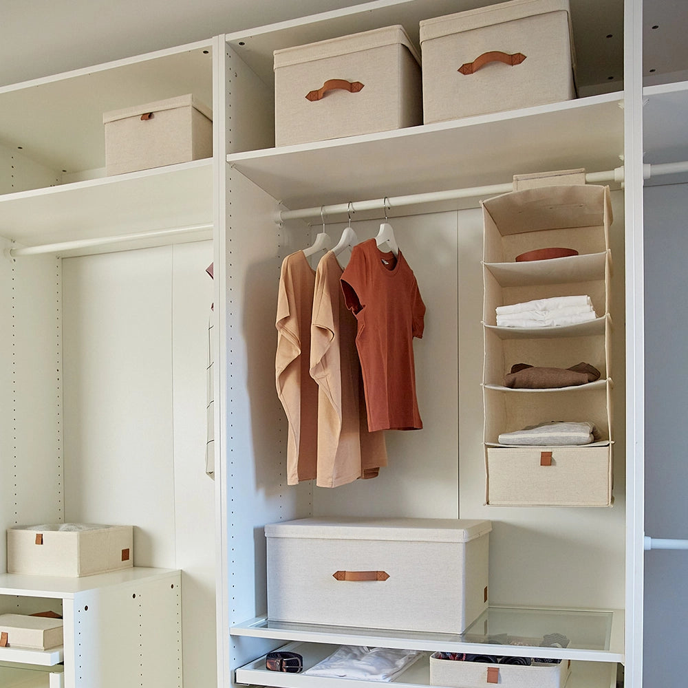 beige-kledingkast-organisatie